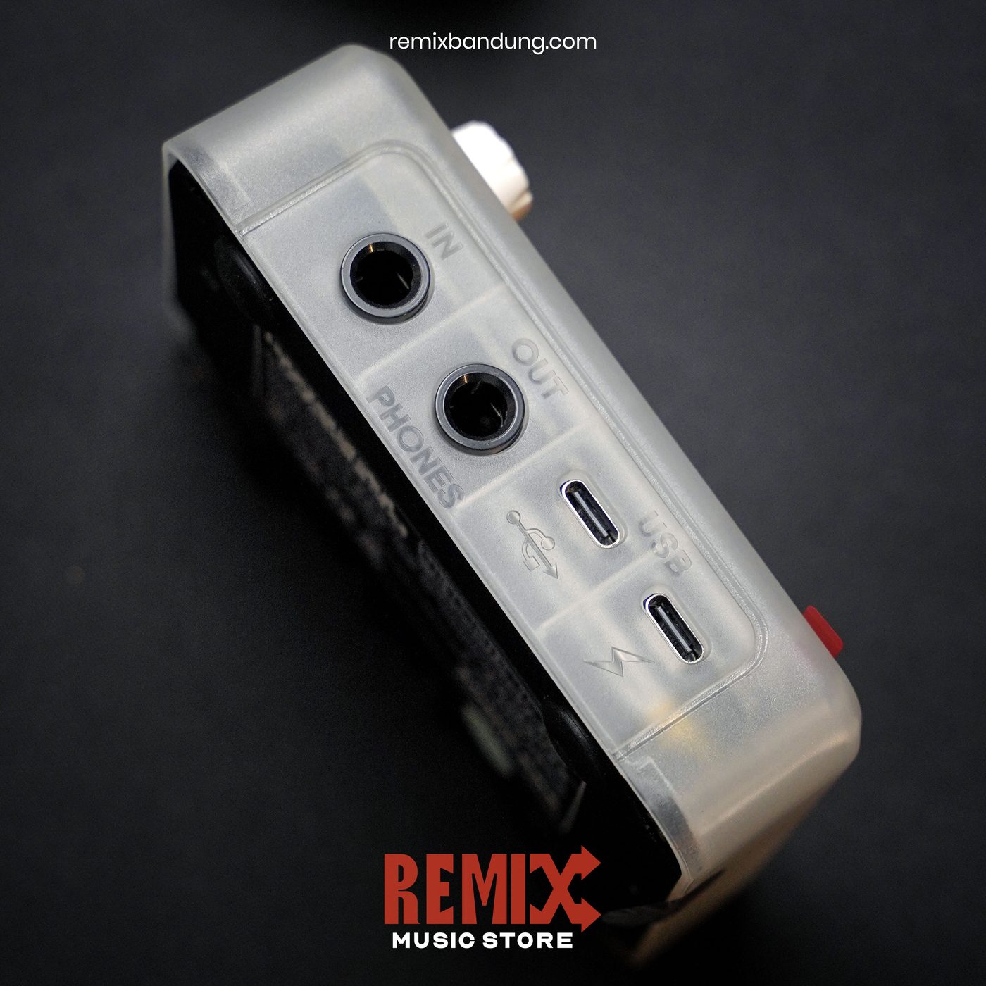 Sisi samping Sonicake Pocket Master dengan colokan input, output, dan port USB-C
