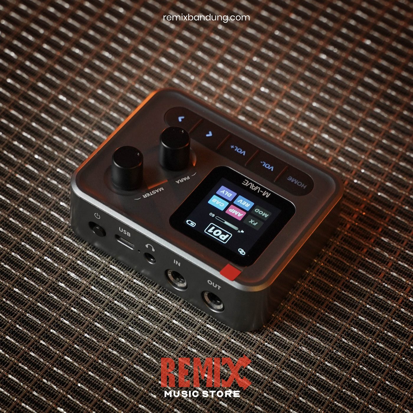 M-Vave Pocket AMP dari sudut samping, memperlihatkan dua knob dan deretan colokan