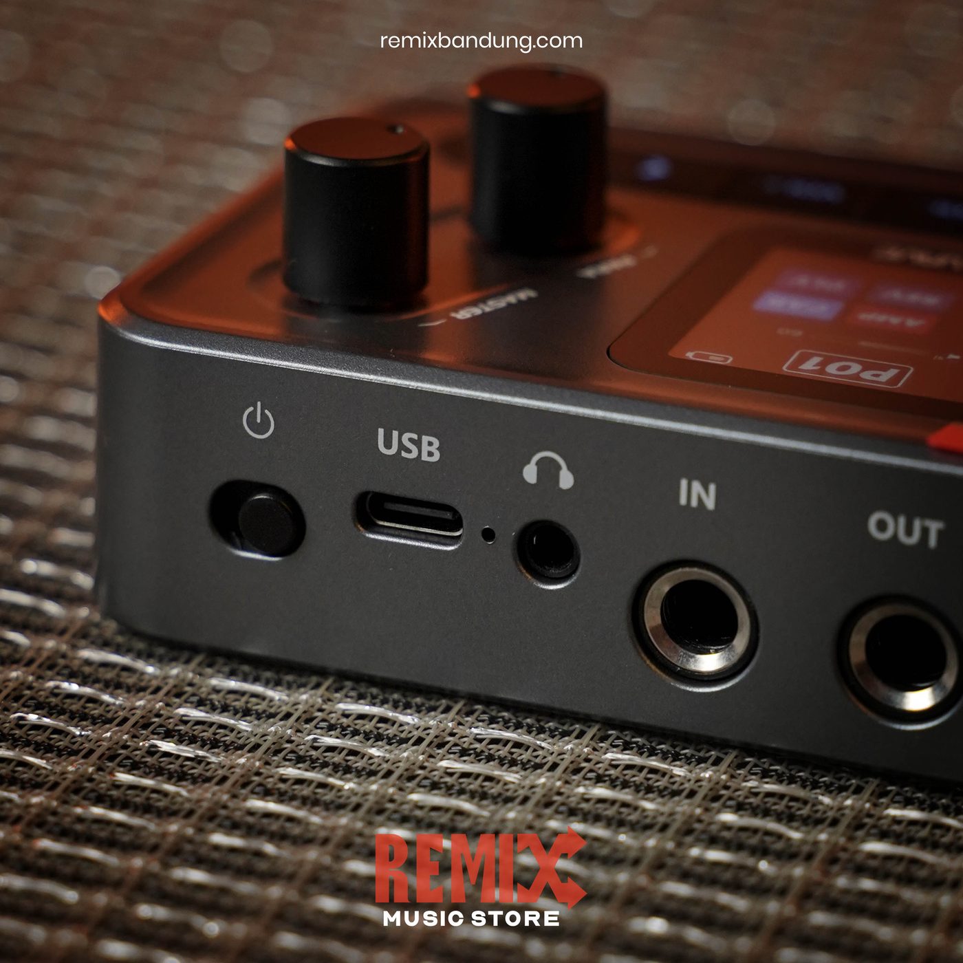 Bagian belakang M-Vave Pocket AMP: tombol power, USB-C, headphone, IN, dan OUT