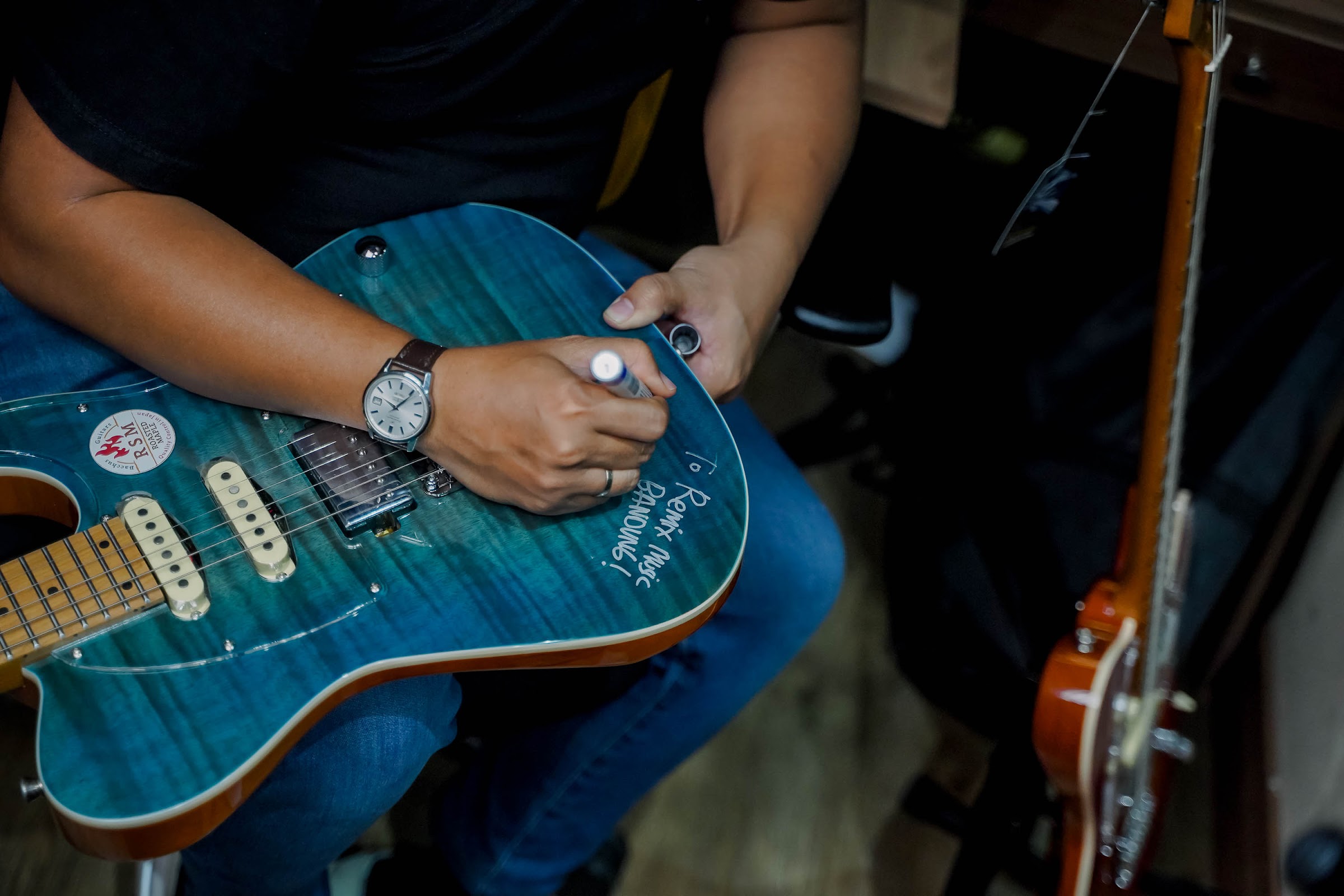Andre Dinuth menandatangani gitar Bacchus Blue Burst untuk REMIX di ruang studio