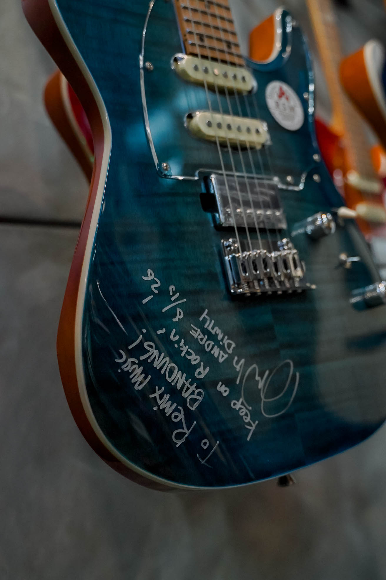 Tanda tangan dan pesan Andre Dinuth untuk REMIX di body gitar Bacchus Blue Burst