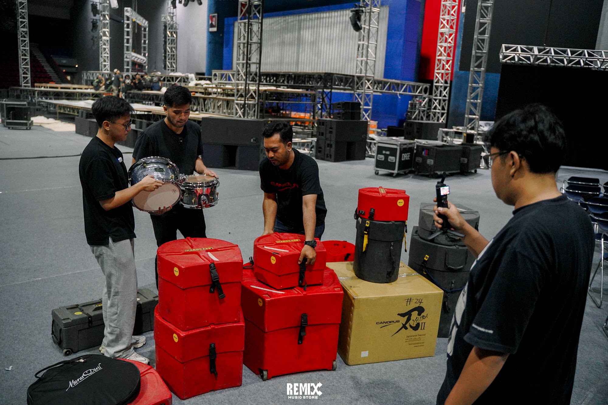 Kru membongkar peti drum Canopus di lantai Sabuga sehari sebelum acara