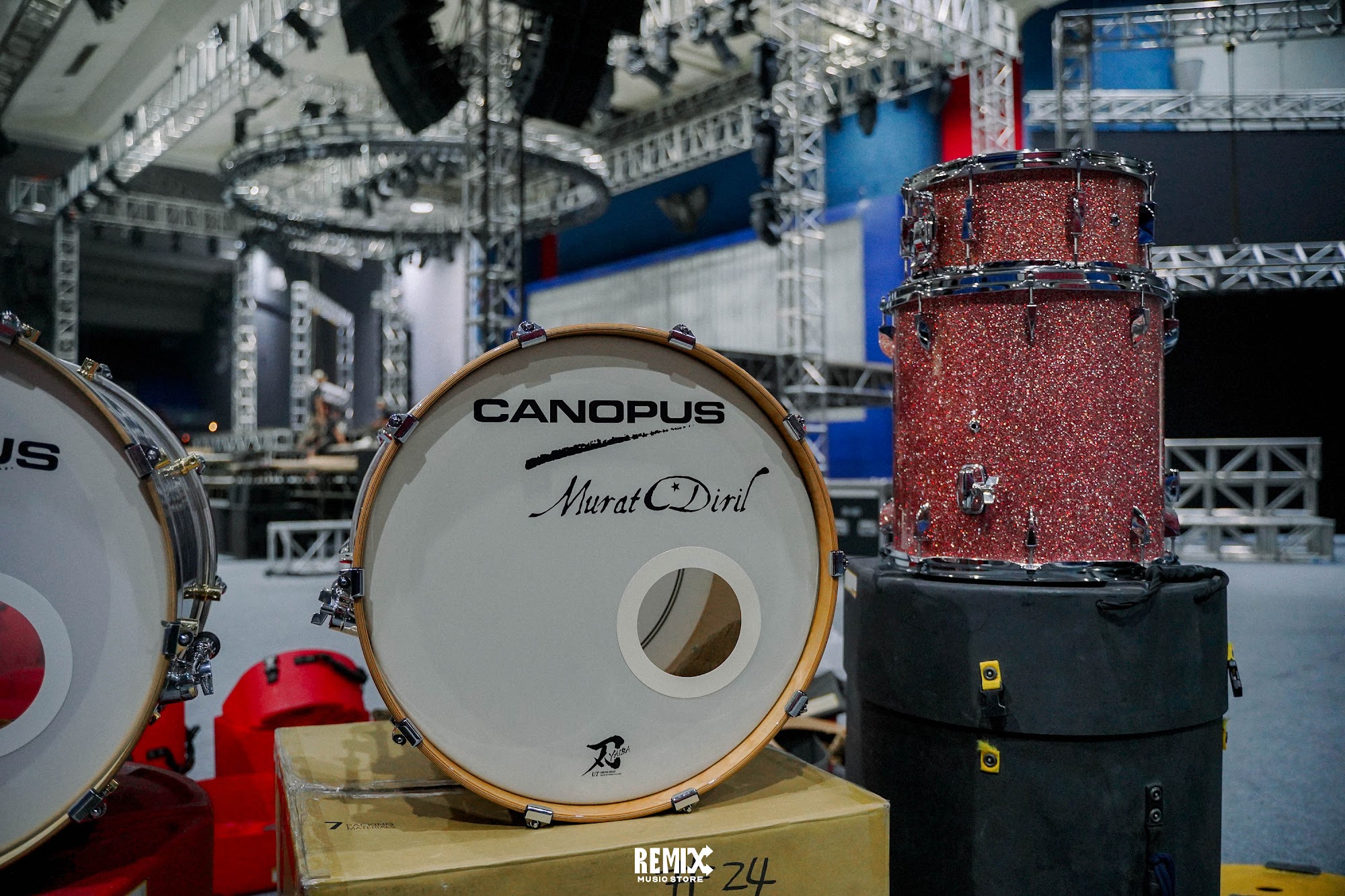 Bass drum dan tom Canopus sparkle merah siap dinaikkan ke panggung Sabuga