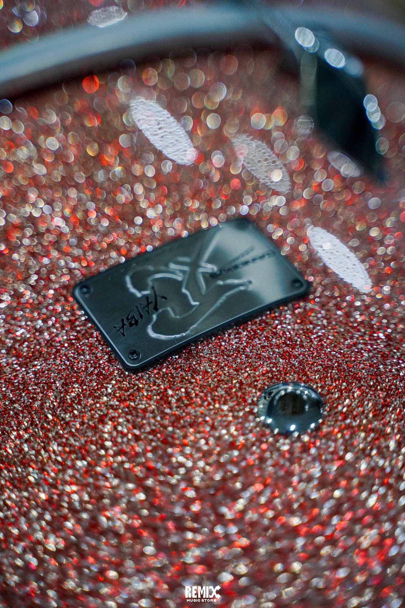Detail emblem Canopus di atas finishing sparkle merah