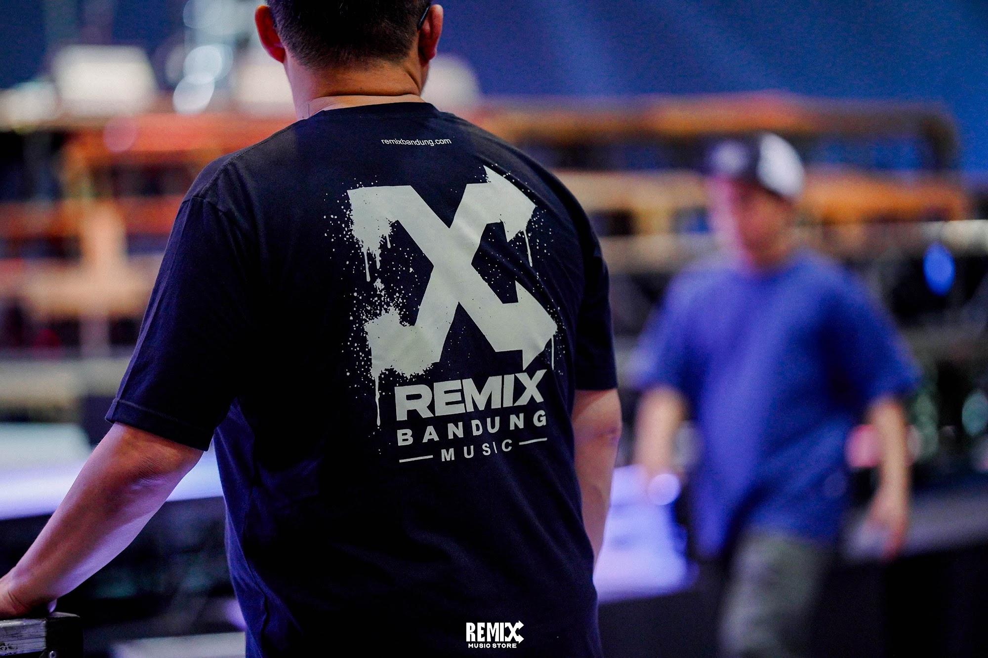 Kru REMIX Bandung Music di area panggung saat persiapan City of Anthems