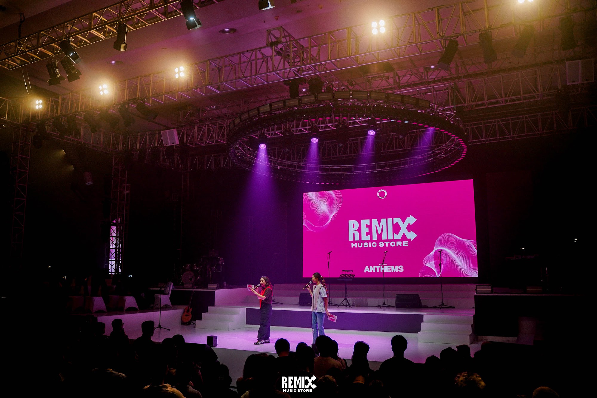 Logo REMIX Music Store tampil di layar LED panggung City of Anthems sebelum acara dimulai