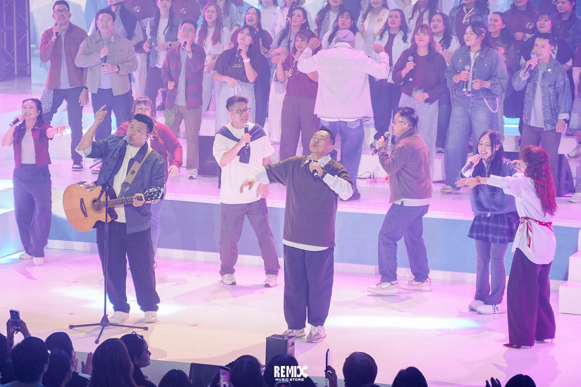 Sidney Mohede bernyanyi di tengah panggung bersama Frontline Worship dan paduan suara