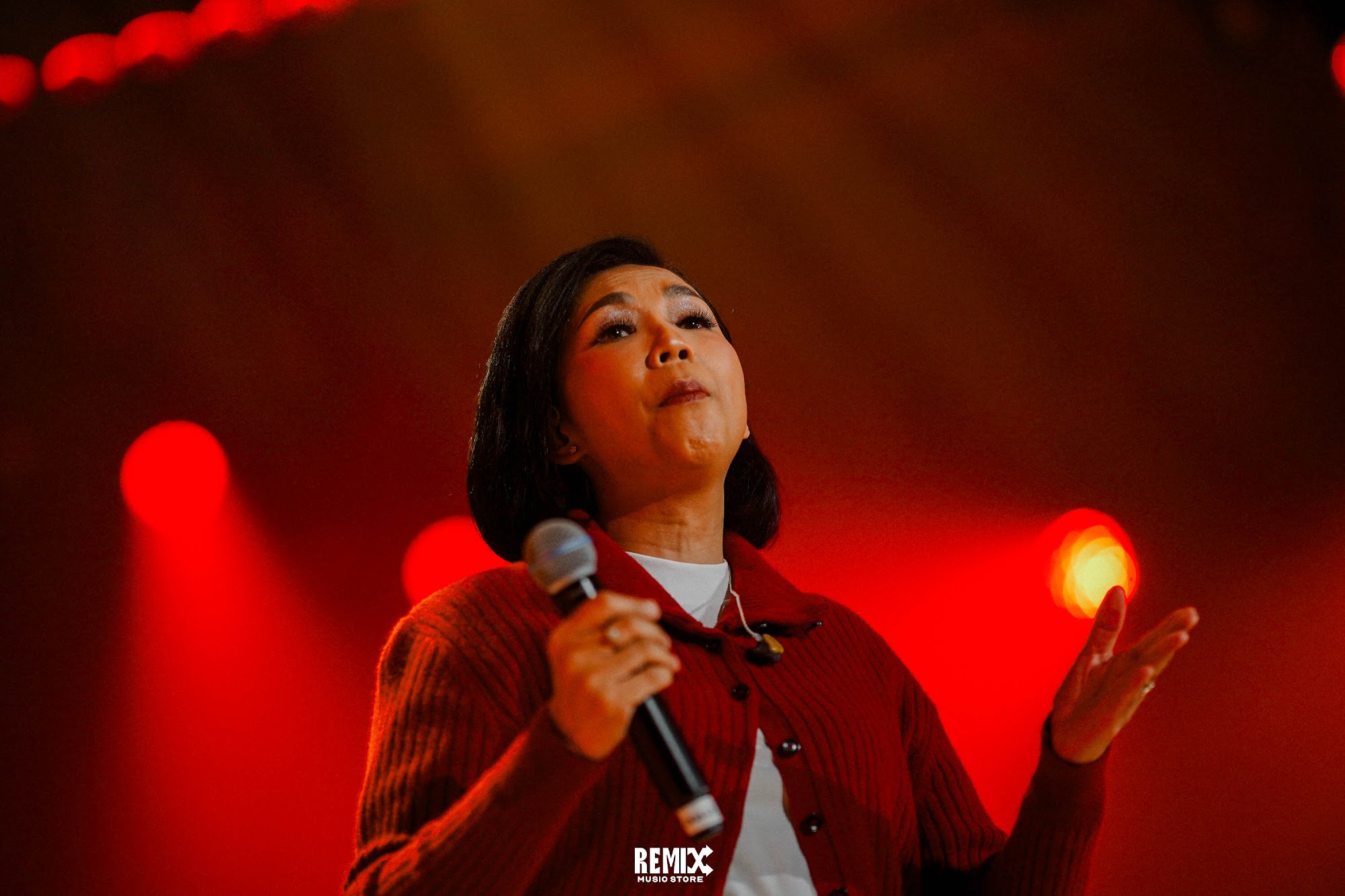 Sari Simorangkir bernyanyi di bawah lampu merah panggung City of Anthems