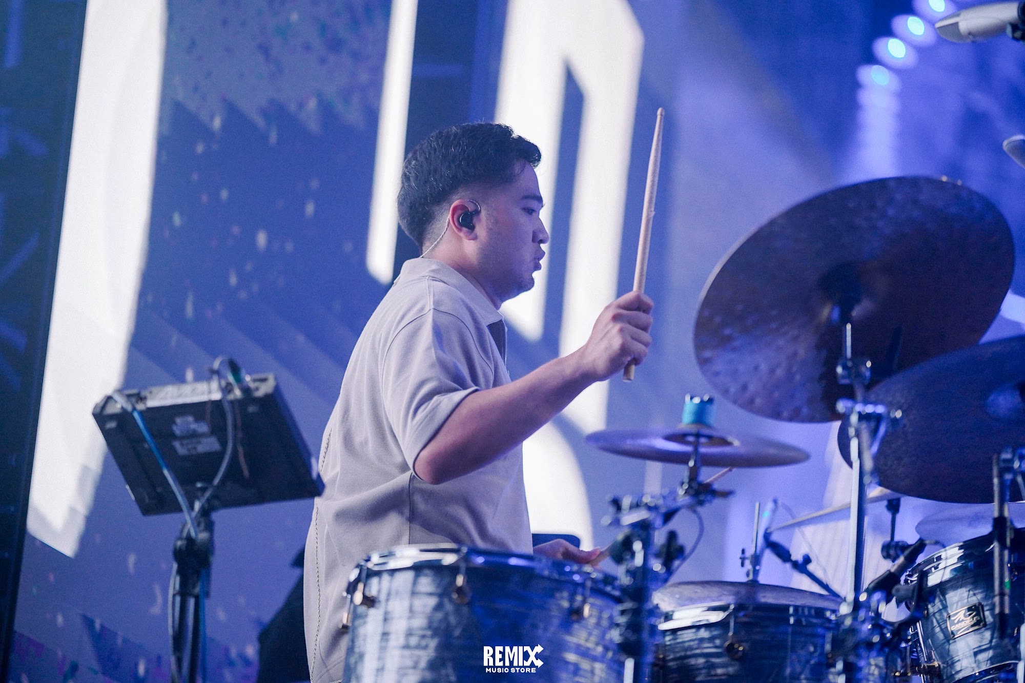 Kevin Rinaldy bermain drum di panggung City of Anthems