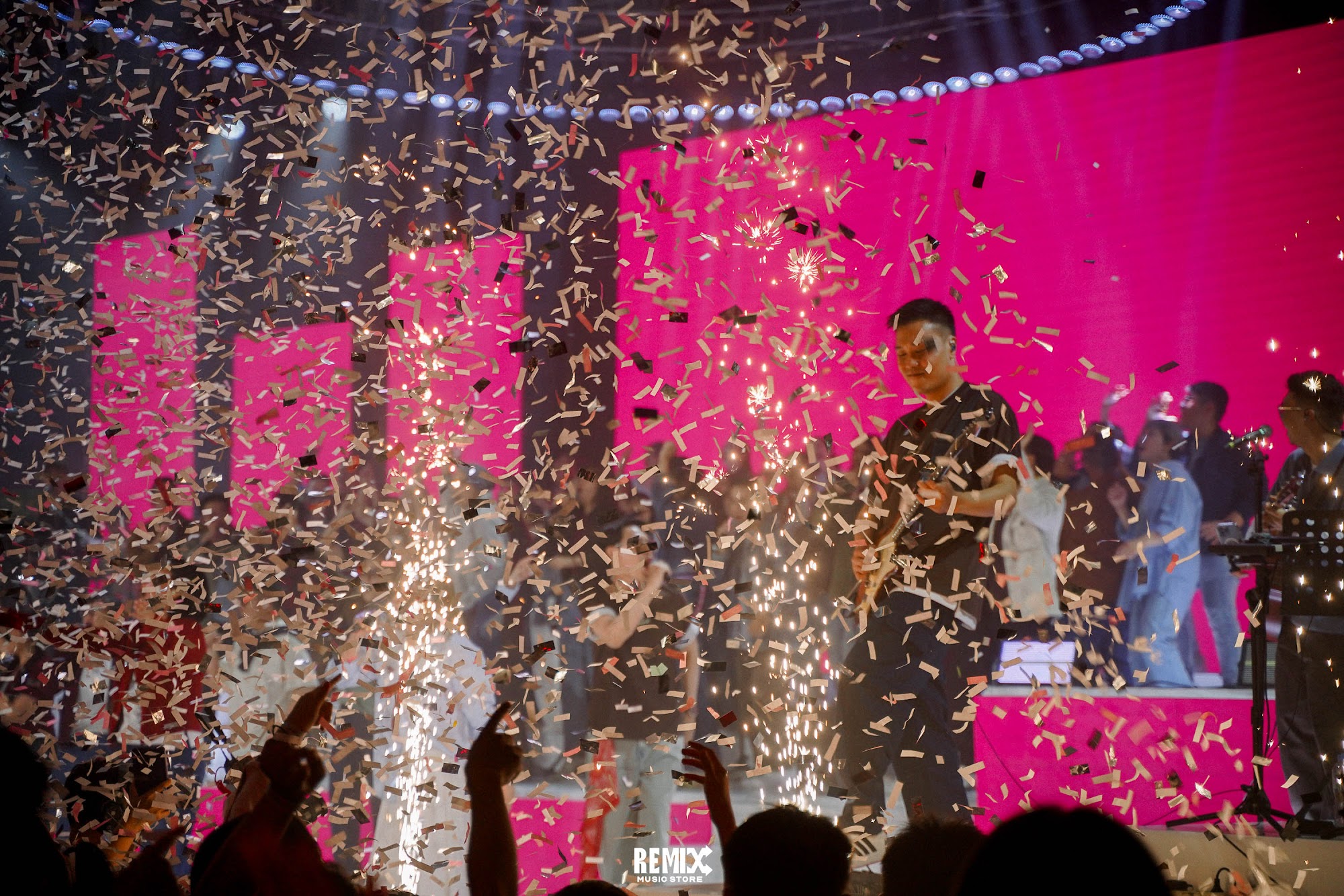 Confetti dan semburan api dingin di penutup City of Anthems